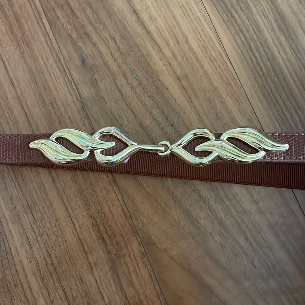Brown belt with elastic back and gold closure